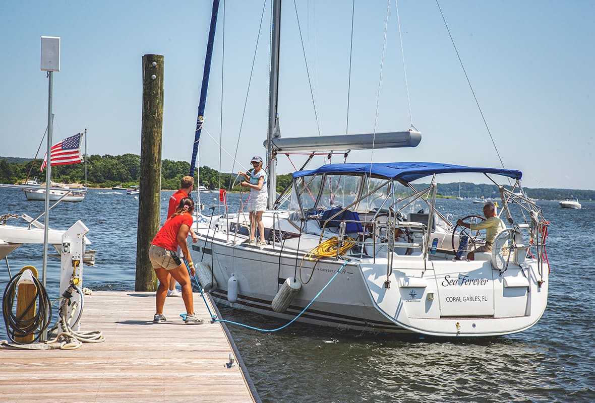 SHM employees helping bring in boat